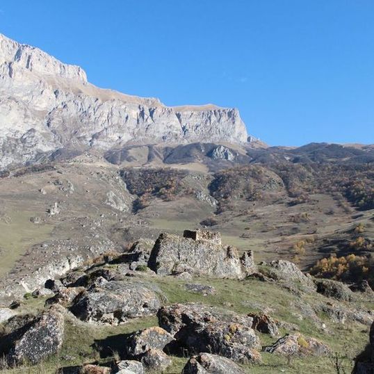 Остатки древнего селения Дагом в Северной Осетии и вид на Верхний Архонский перевал