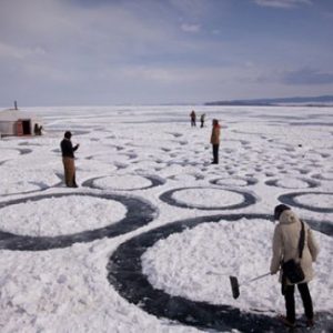 Картины на льду озера Байкал
